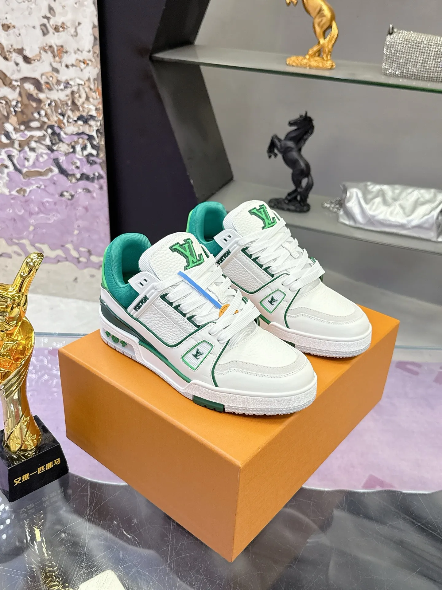Factory price: 760💰 (latest color) This LV Trainer sneaker is made of grained cow leather, and uses vibrant colors to pay tribute to Virgil Abloh’s original classic inspired by retro basketball shoes. The upper is embellished with rubber LV letters and Vuitton logo, and the outsole is decorated with Monogram flowers. Exquisite packaging at the delivery counter🛍📦 ▪️Fabrics: Original customized first-layer cowhide ▪️Inner lining: Original customized breathable mesh lining ▪️Outsole: Original molded two-color TPU combination outsole ▪️Sole thickness: 3CM ▪️Size: Women's 35-40 Men's 38-46